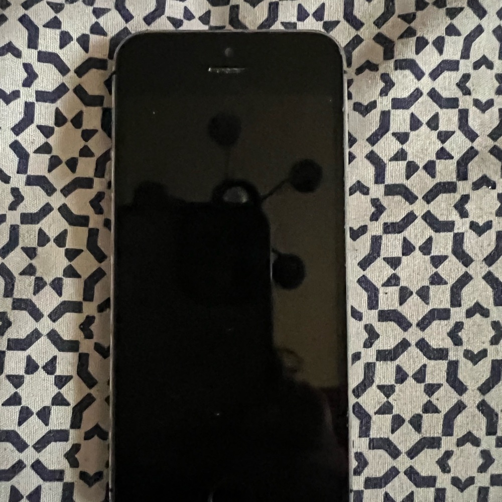 4 iPhones - Picture 8 of 8